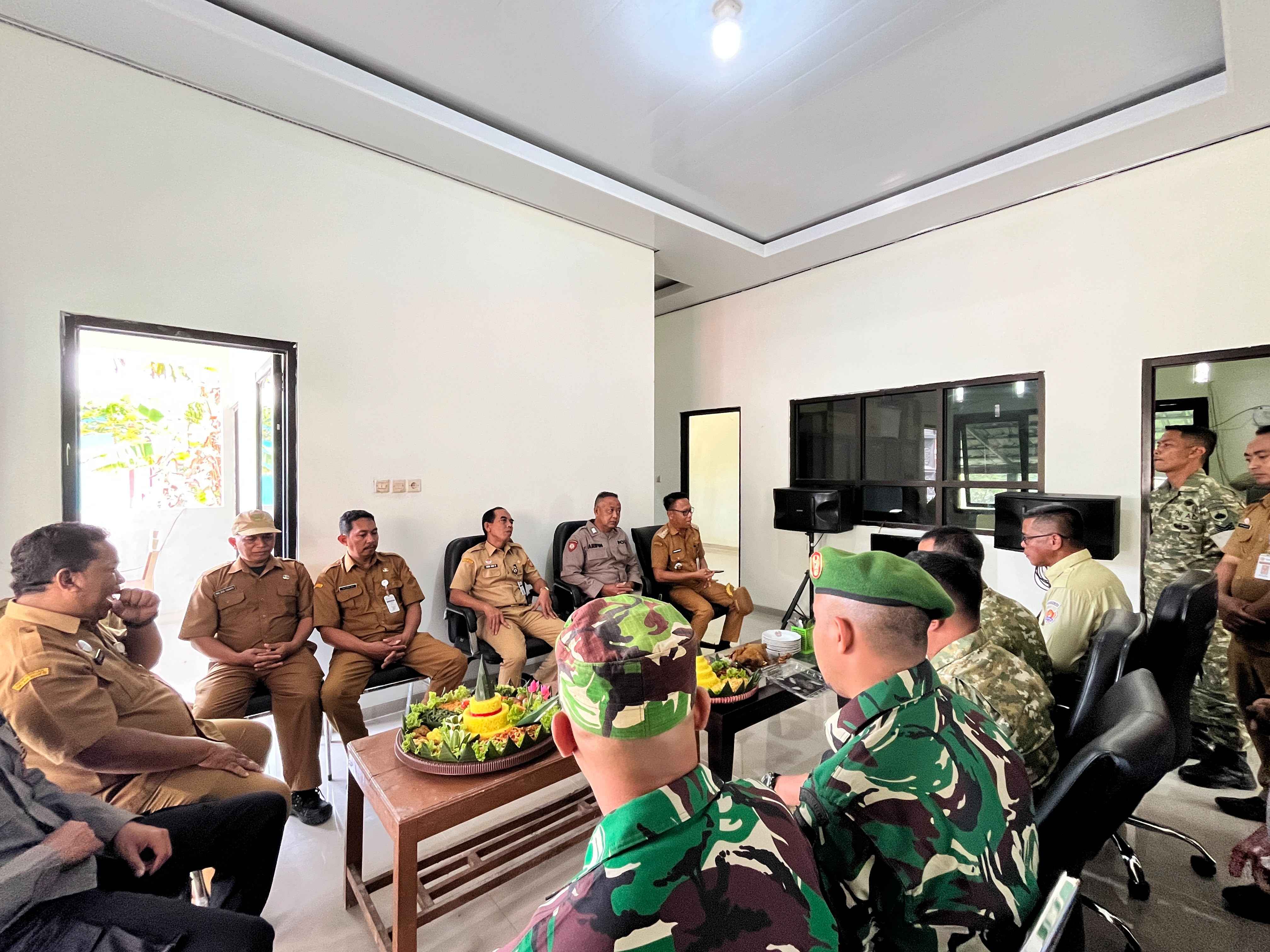 perkuat-sinergitas-dan-kemanunggalan-jajaran-forkopimca-kalibawang-beri-kejutan-hut-ke-81-tni-di-koramil