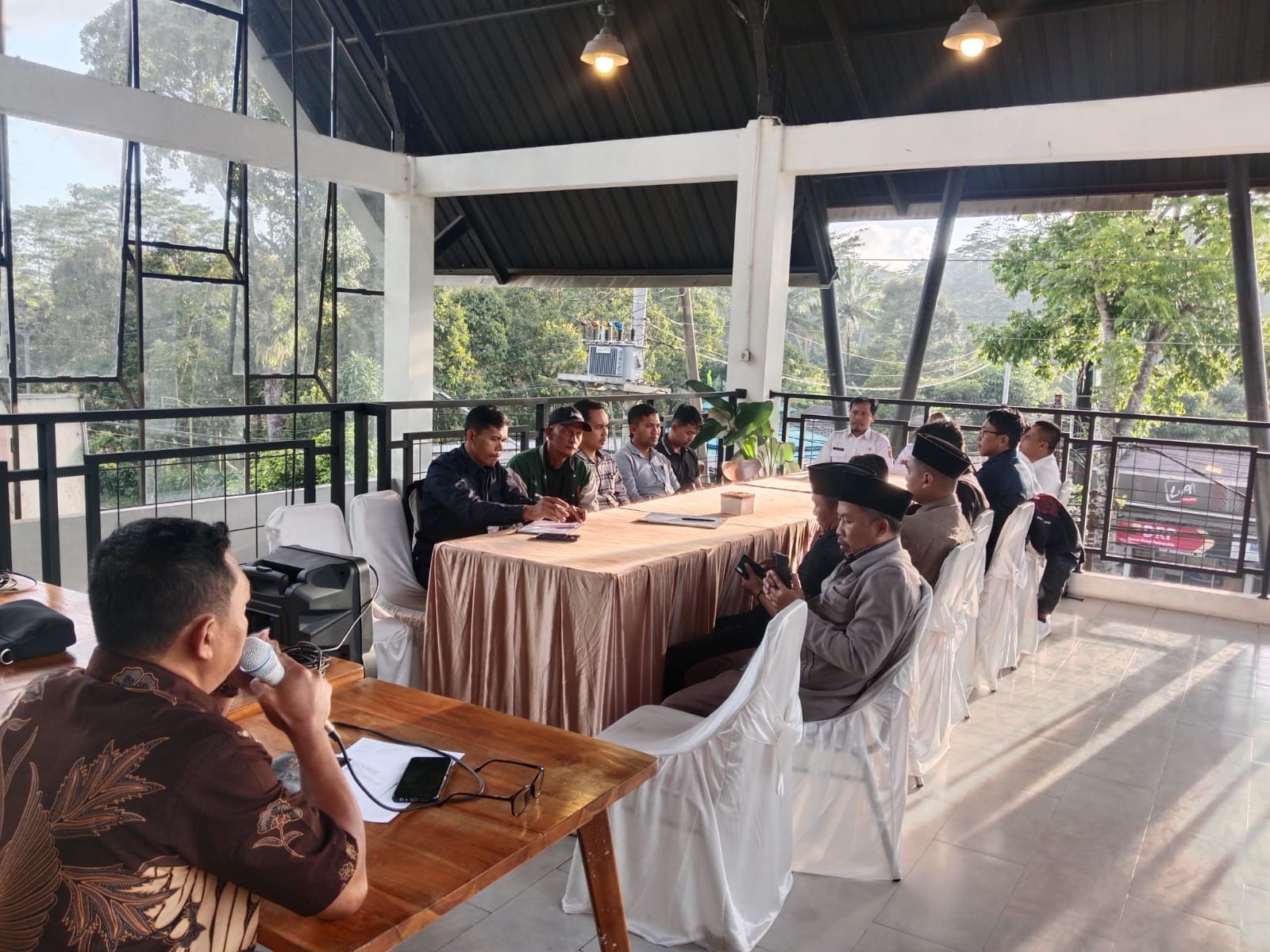 tingkatkan-tertib-administrasi-desa-pemkec-kalibawang-gelar-rakor-sekdes-dan-admindes-di-resto-tanjungsari-land
