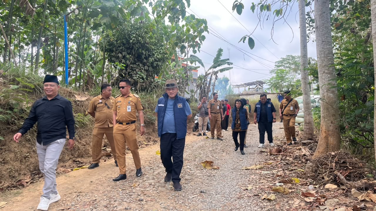 tingkatkan-akses-warga-pemerintah-kecamatan-kalibawang-dan-dprd-wonosobo-tinjau-jalan-antardesa